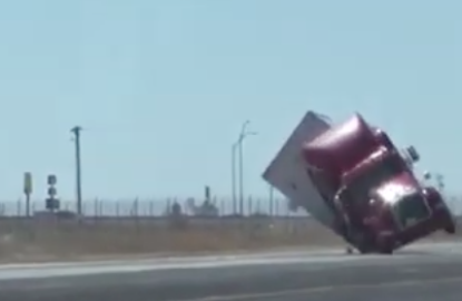 Fuertes vientos voltean un tráiler