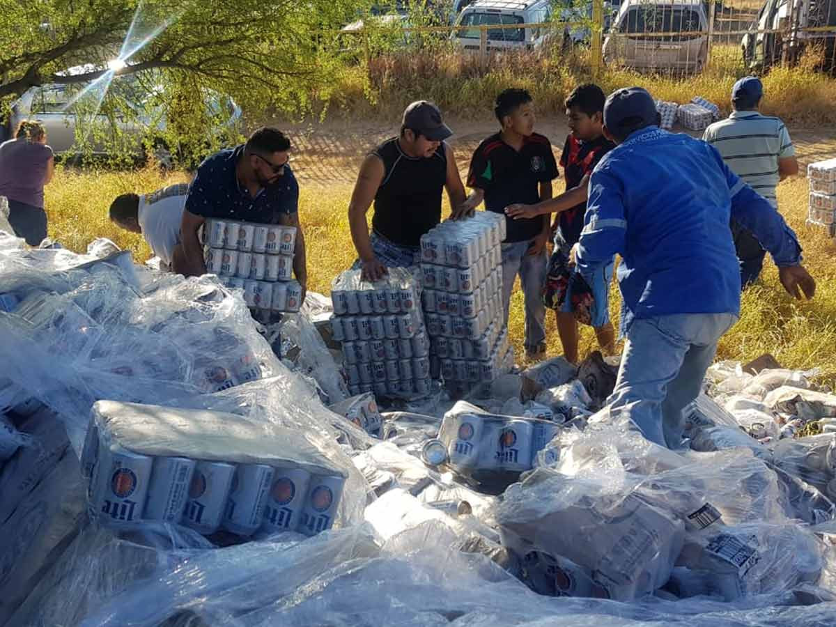 Pobladores roban cervezas de camión volcado en Nuevo Laredo