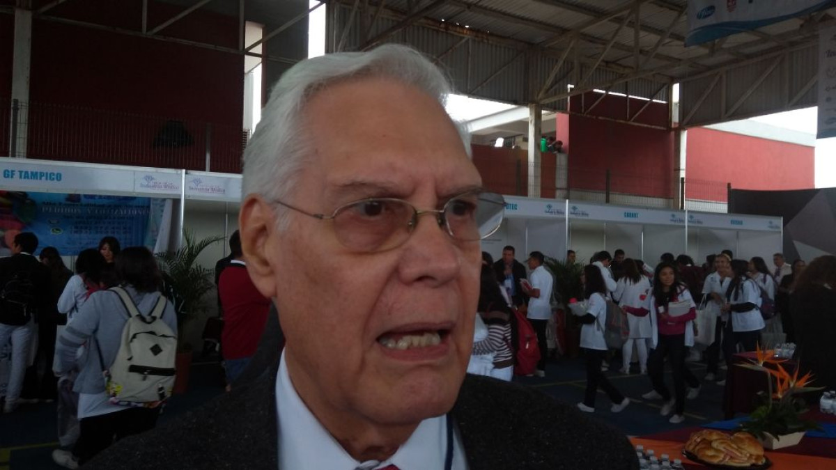 Falla en avión impide llegada del Rector de la UAT a Tampico