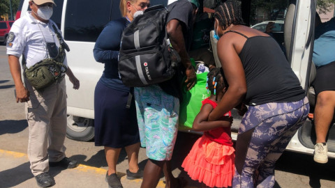 Migrantes haitianos acampan en plaza de la República