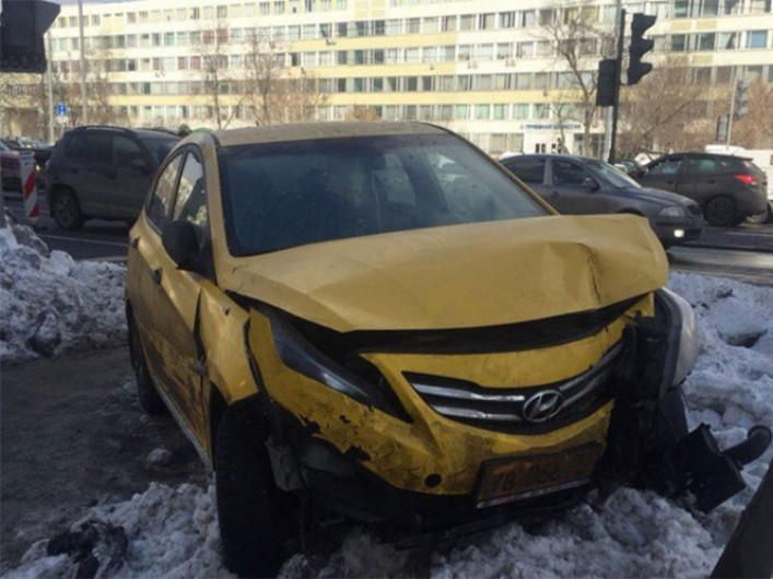 Taxi atropella a dos personas en Moscú