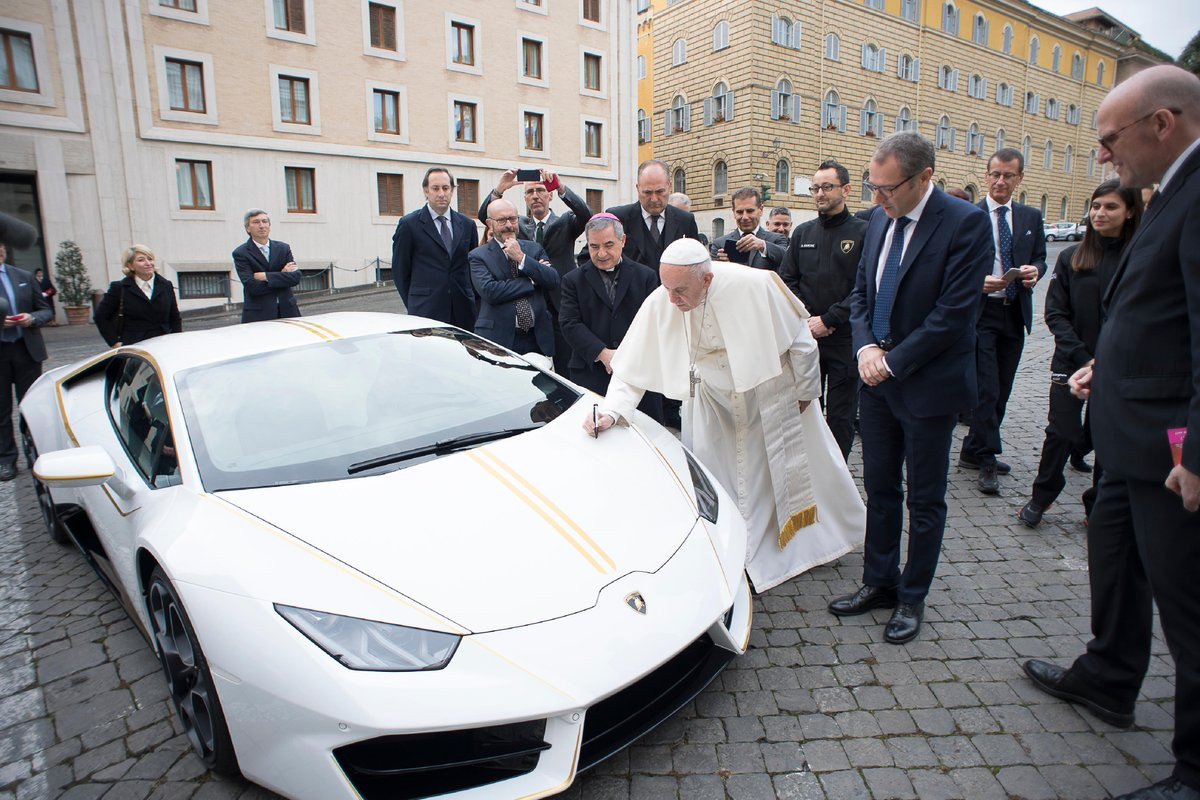 El Papa Francisco recibe un Lamborghini