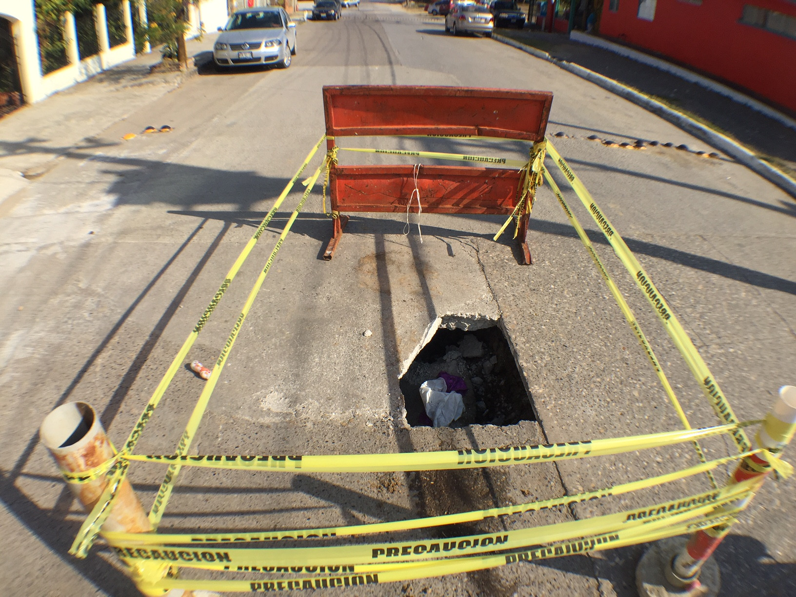 A punto de colapsar parte del concreto de la calle Oaxaca en la Unidad Nacional