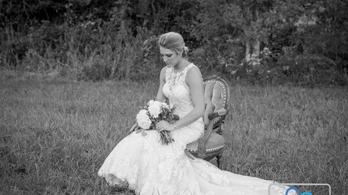 ¡Hermoso detalle! Mujer recuerda a su prometido muerto con sesión de fotos