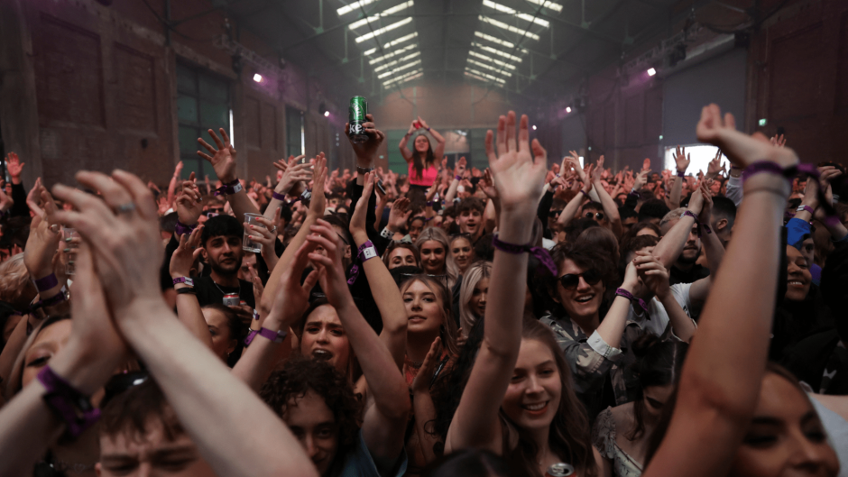 Inglaterra pone a prueba al Covid-19 en un antro