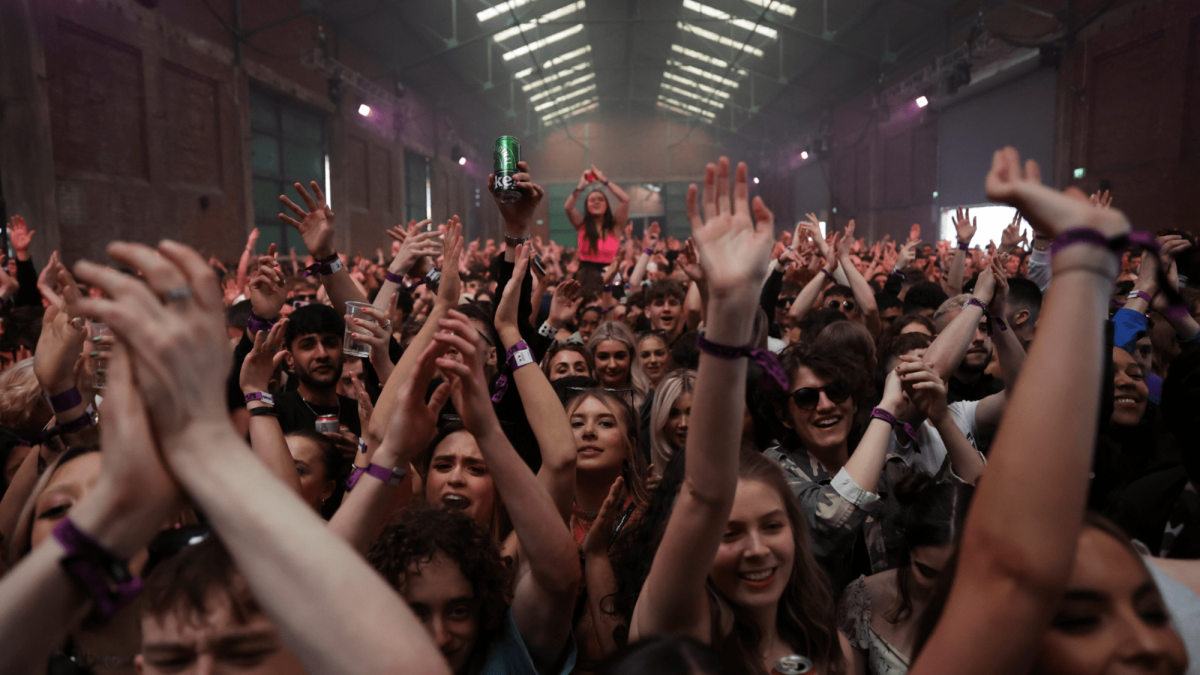 Inglaterra pone a prueba al Covid-19 en un antro