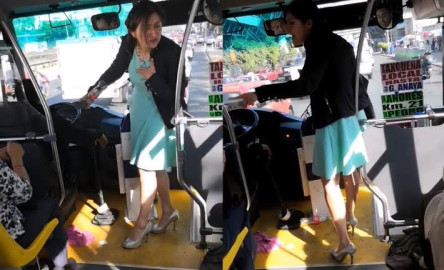 Mujer se niega a bajar por la puerta de atrás y es nombrada “Lady Tacones”