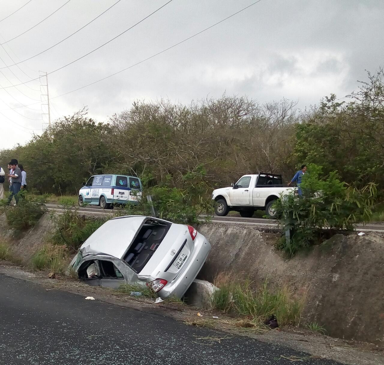 Exceso de velocidad origina volcadura en corredor urbano, tres lesionados