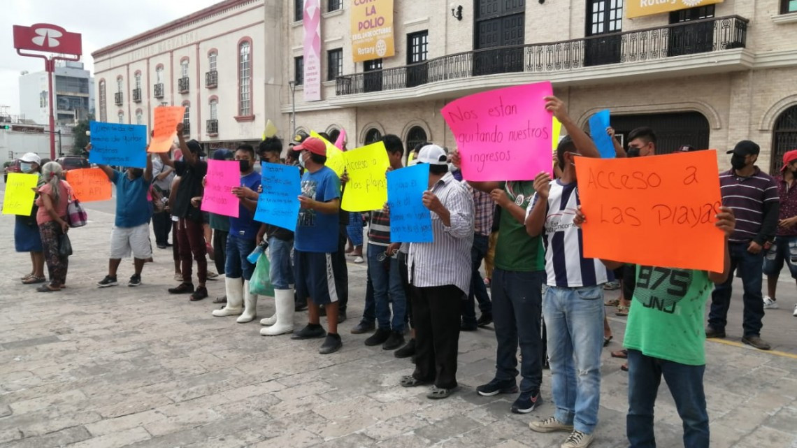 Pescadores se manifiestan en contra de obra que hace la API en el puerto de Matamoros