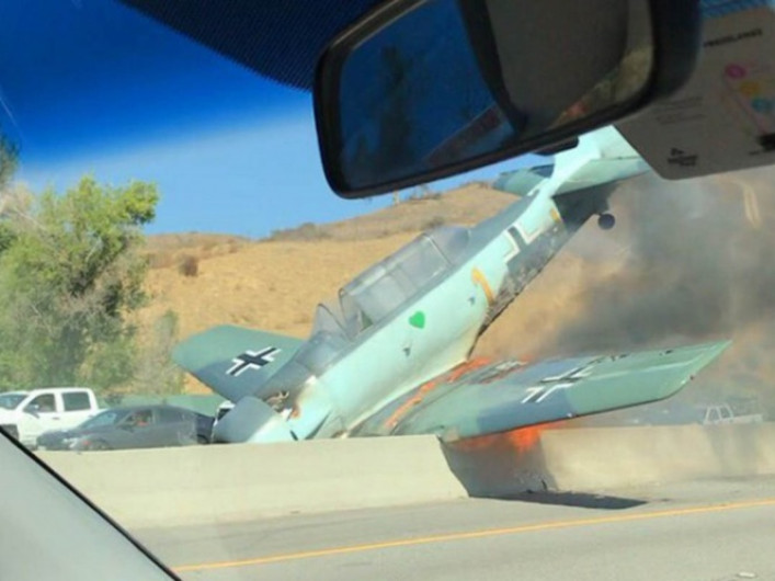 Avioneta “nazi” se desploma en autopista