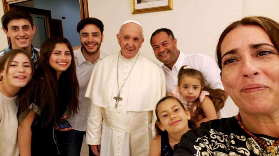 El Papa casa de improviso a pareja ante sus cuatro hijas