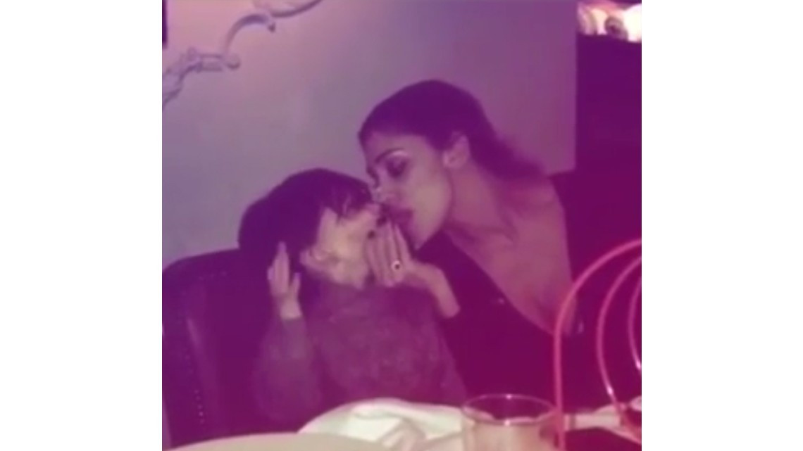 Ex "Playmate" escandaliza por dar lengüetazo a su hijo