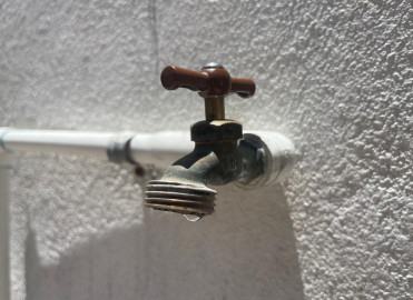 Provocan apagones escasez de agua 