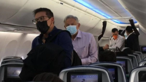 AMLO recibe insultos y gritos a bordo de un vuelo comercial
