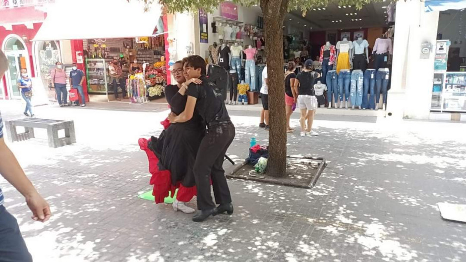 Jóvenes danzantes botean en peatonal Hidalgo para ir a concurso de Polka