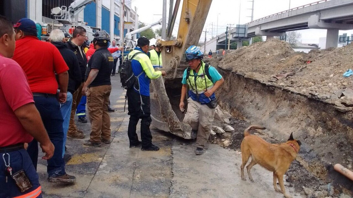 Localizan cuerpo de mujer que cayó en socavón en Monterrey
