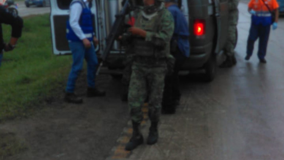 Camioneta de la SEDENA, volcó a causa del pavimento mojado en Altamira