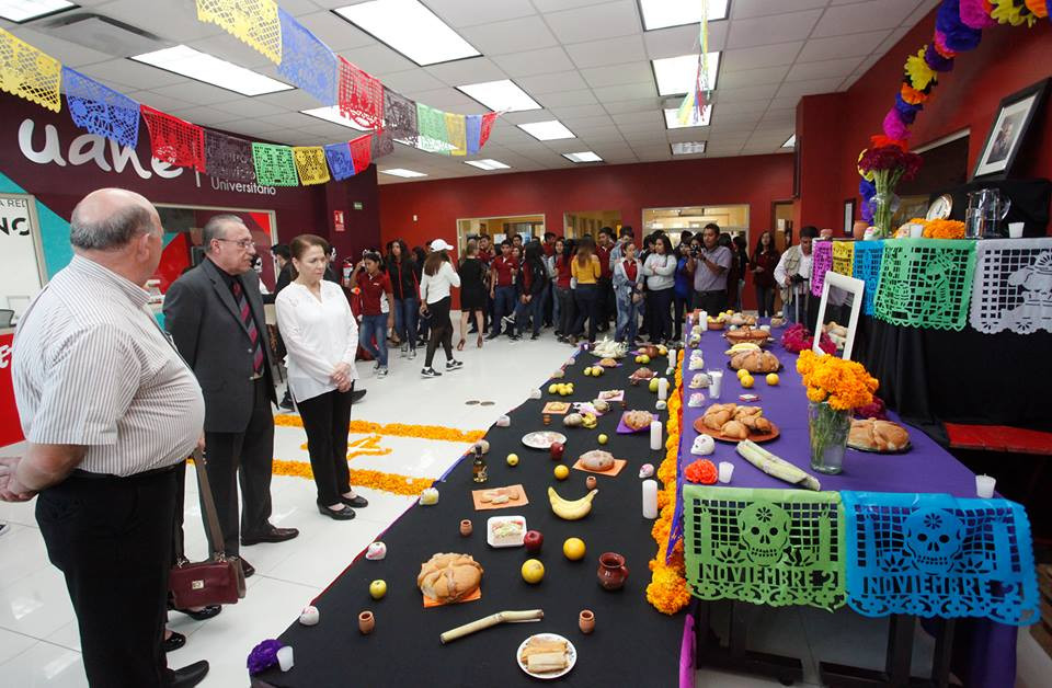 Pdta. del DIF realiza recorrido de altares