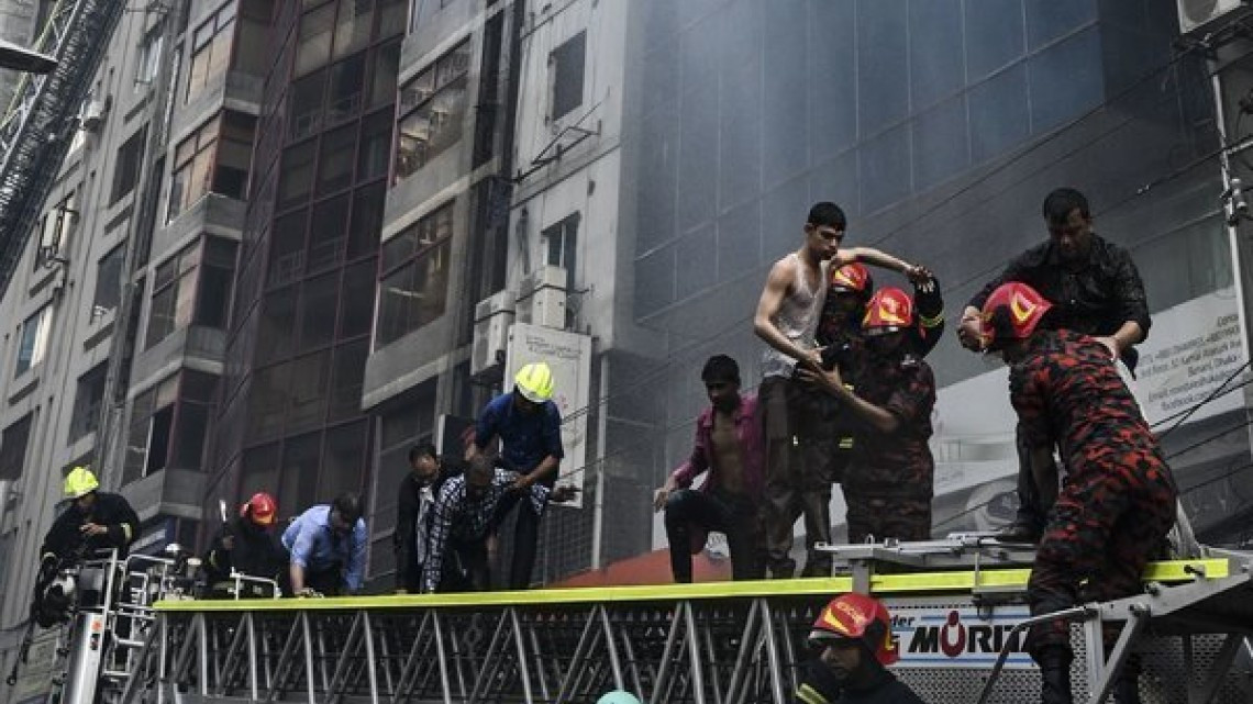17 muertos y 50 heridos tras incendio en torre en Bangladesh