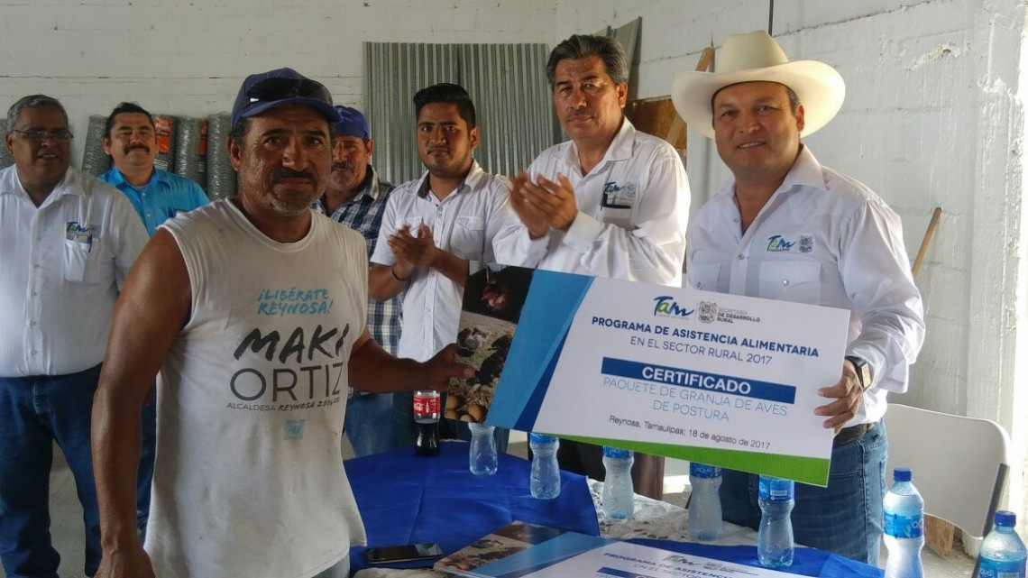 Entregan paquetes de aves de postura para el sector rural 