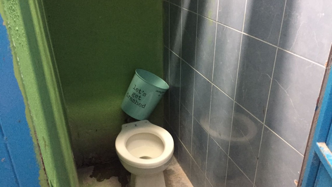 Carece escuela primaria de sanitarios dignos