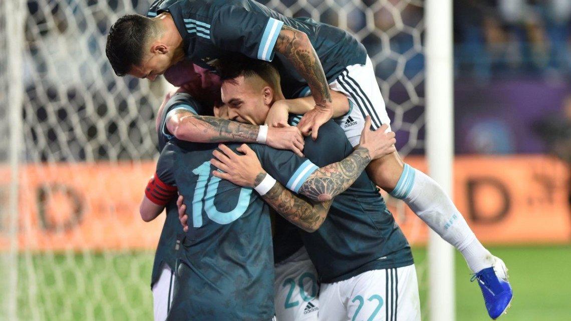 Argentina derrotó a Brasil en el regreso de Messi