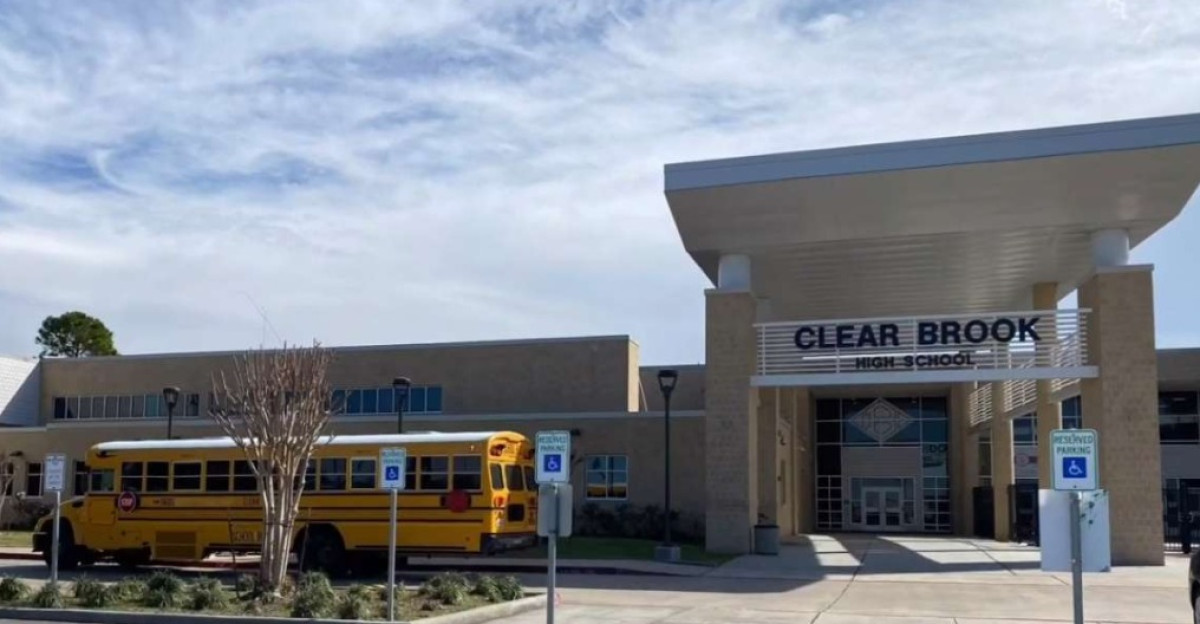 Detienen a estudiante en Dallas con un rifle AK-47 y un AR-15