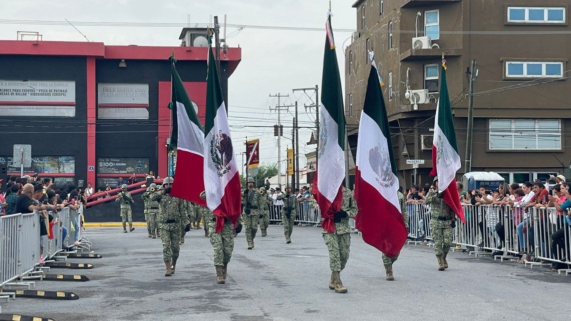 Disfrutan familias desfile por 214 años de la Independencia de México
