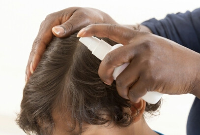 Aplican medidas para evitar la propagación de piojos en escuelas