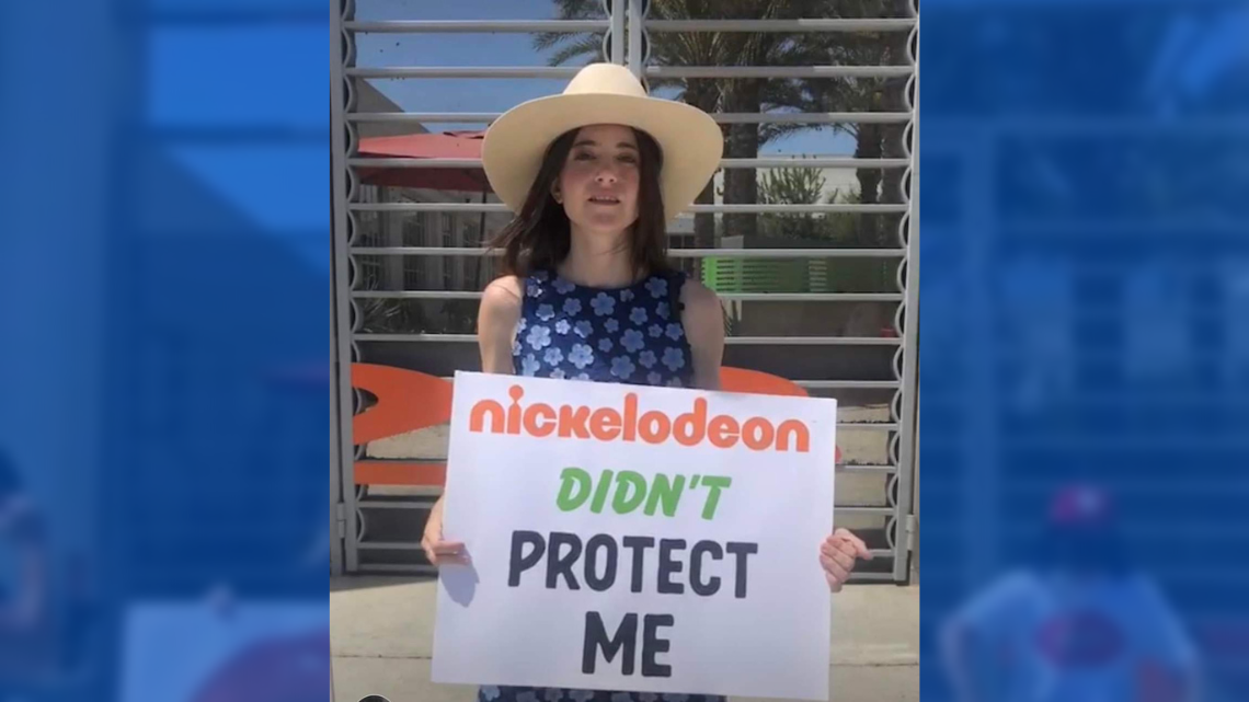 Alexa Nikolas protesta afuera de Nickelodeon por abuso infantil por parte de la empresa