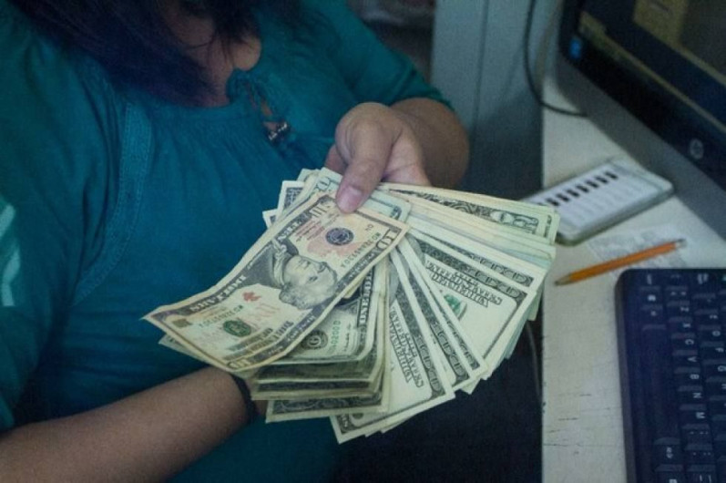 Dólar se vende en 17.57 pesos en casas de cambio