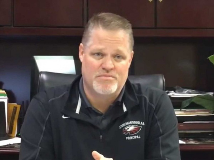 Presenta renuncia director de escuela que sufrió matanza en Florida