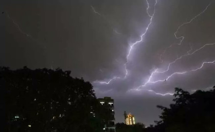Fuertes tormentas eléctricas en la India dejan al menos 51 fallecidos