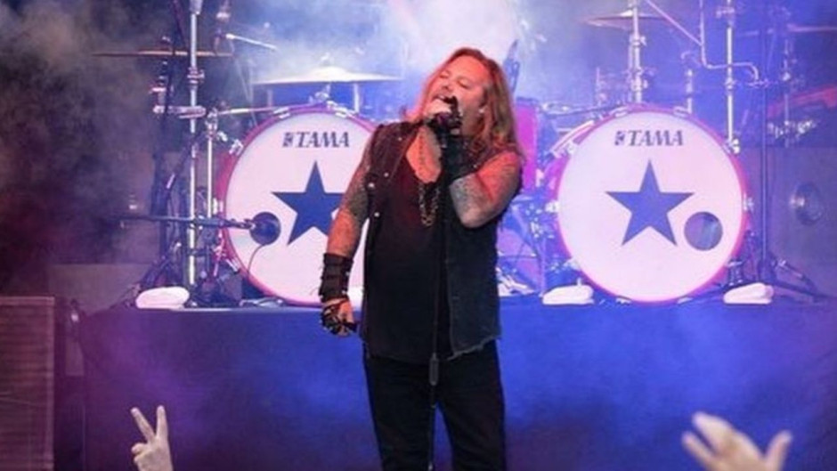 Se cae vocalista de Mötley Crüe del escenario