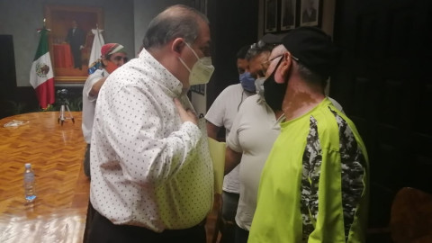 Taxistas dialogan con el secretario del ayuntamiento