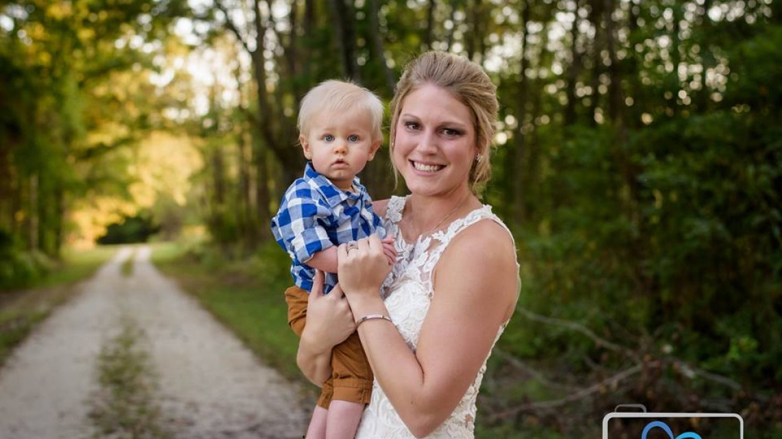 ¡Hermoso detalle! Mujer recuerda a su prometido muerto con sesión de fotos
