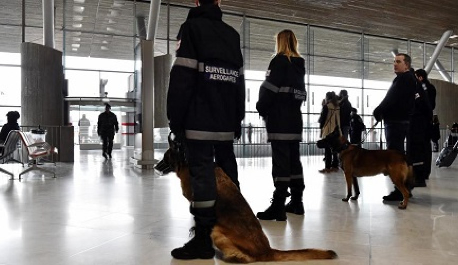 Desalojan aeropuerto de París por falsa alarma de atentado