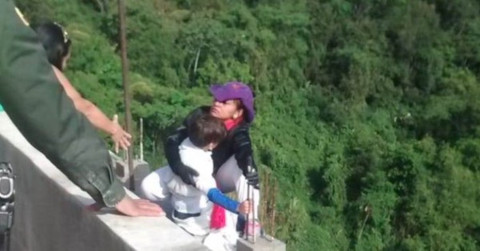 Deudas con extorsionadores llevaron a mujer a saltar del puente con su hijo