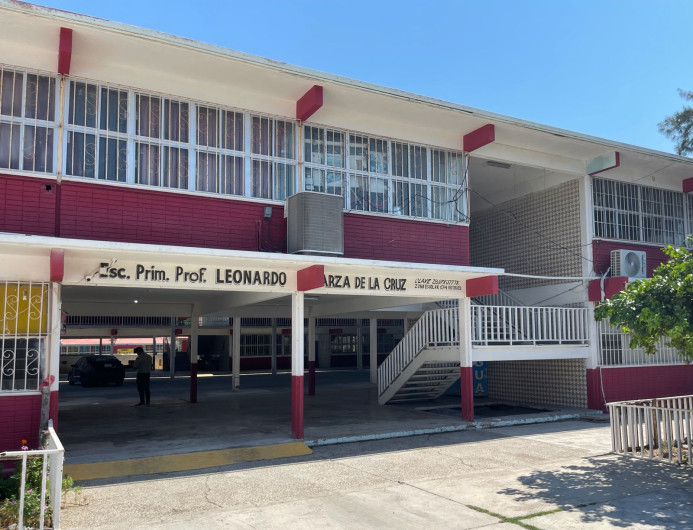 Escuela apoya a familias necesitadas con útiles y uniformes gratuitos