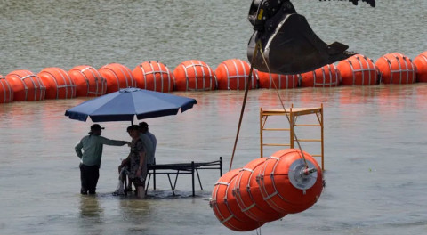 Departamento de Justicia de EU advierte a Texas que instalación de boyas es ilegal