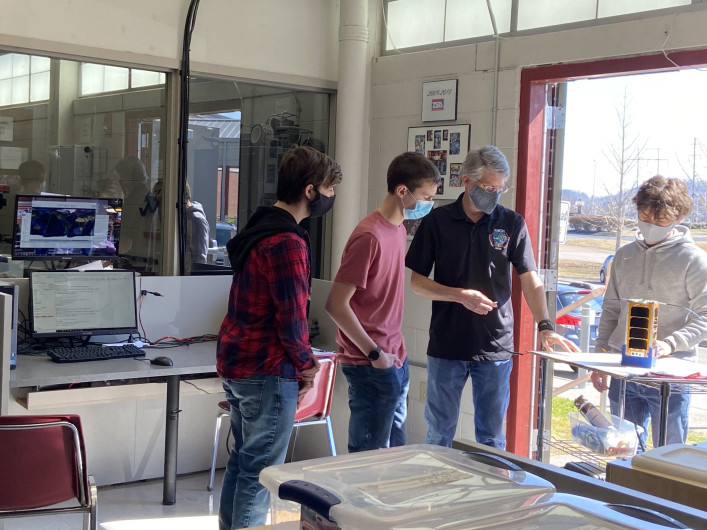 Astronautas de la EEI desplegaron satélite construido por estudiantes de secundaria
