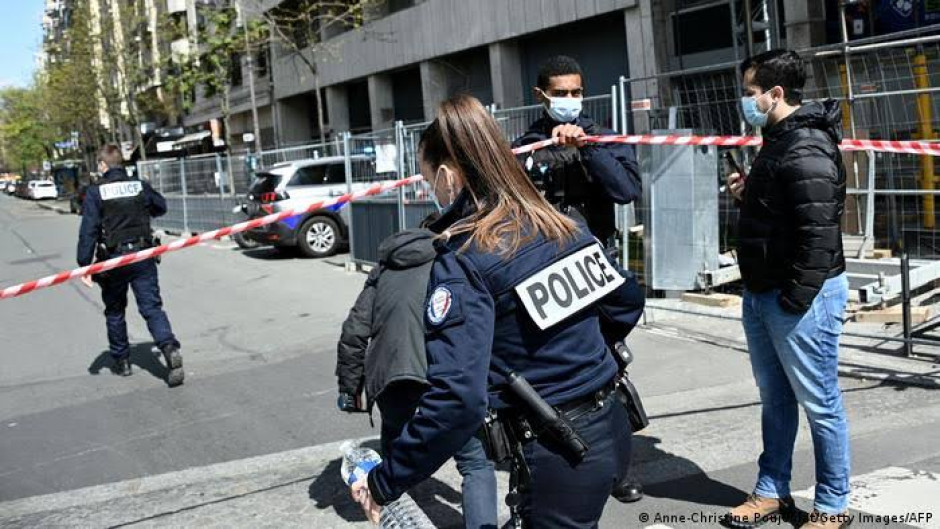 Policía parisina muere apuñalada tras ataque terrorista