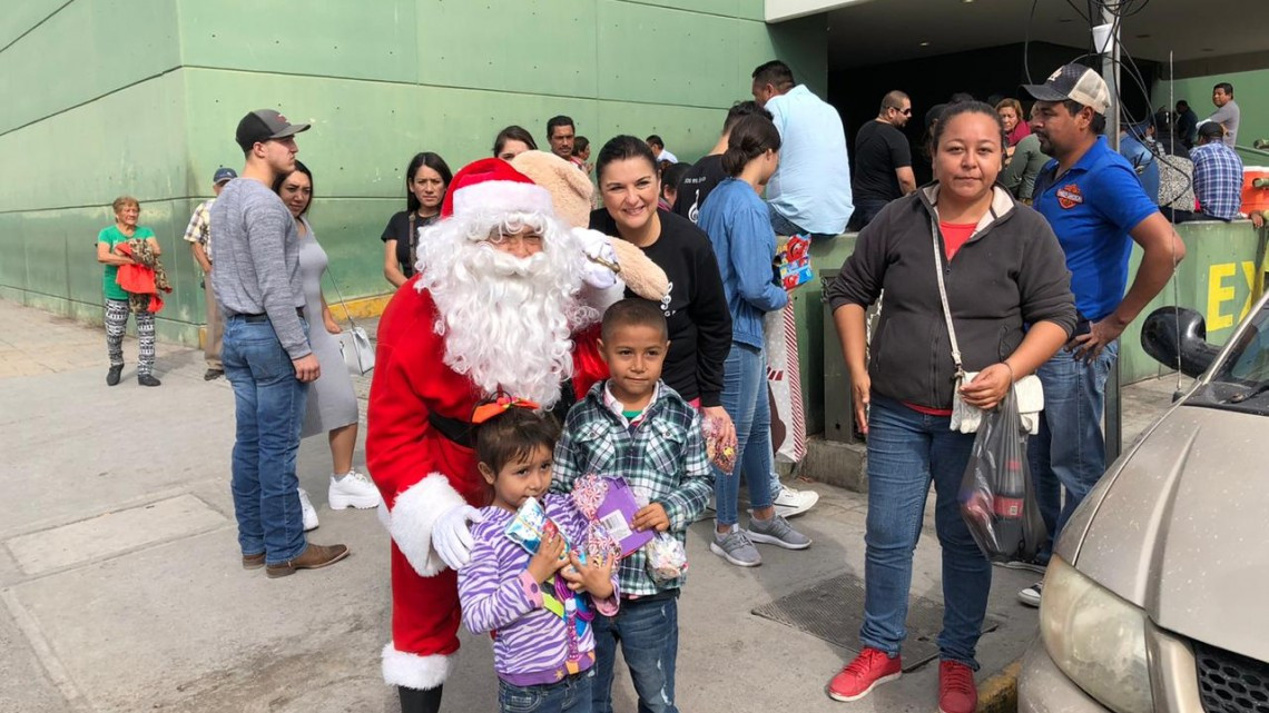 Regala juguetes a niños de escasos recursos 