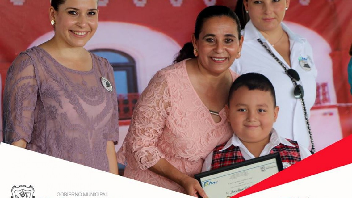 Alcaldesa acude a ceremonia de graduación de Jardín de Niños