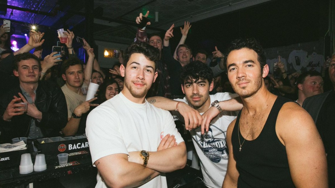 Concierto sorpresa de los Jonas Brothers en un bar universitario
