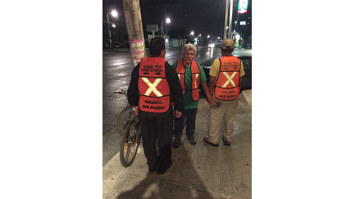 Reparten 400 chalecos reflejantes a ciclistas