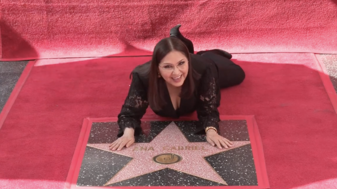 Recibe Ana Gabriel su estrella en el Paseo de la Fama de Hollywood