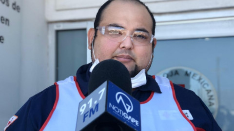 Jóvenes forman largas filas para tramitar certificado médico