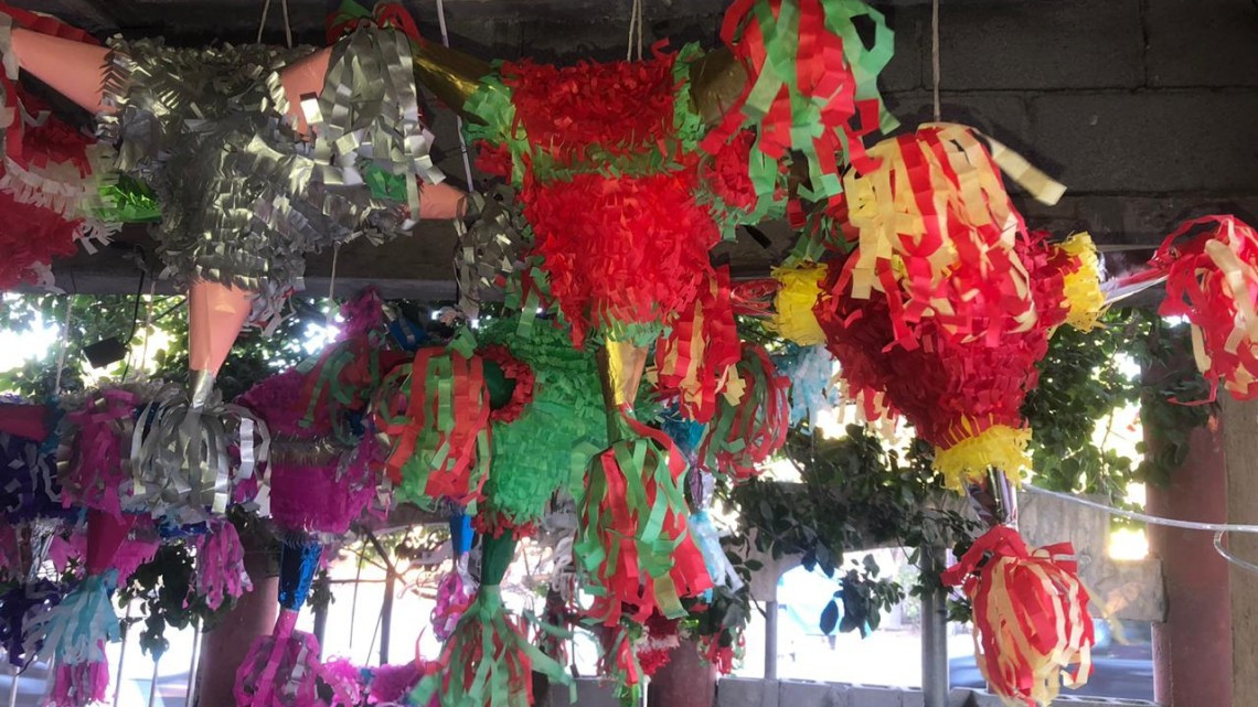 Mujer con discapacidad auditiva emprende en casa con piñatería