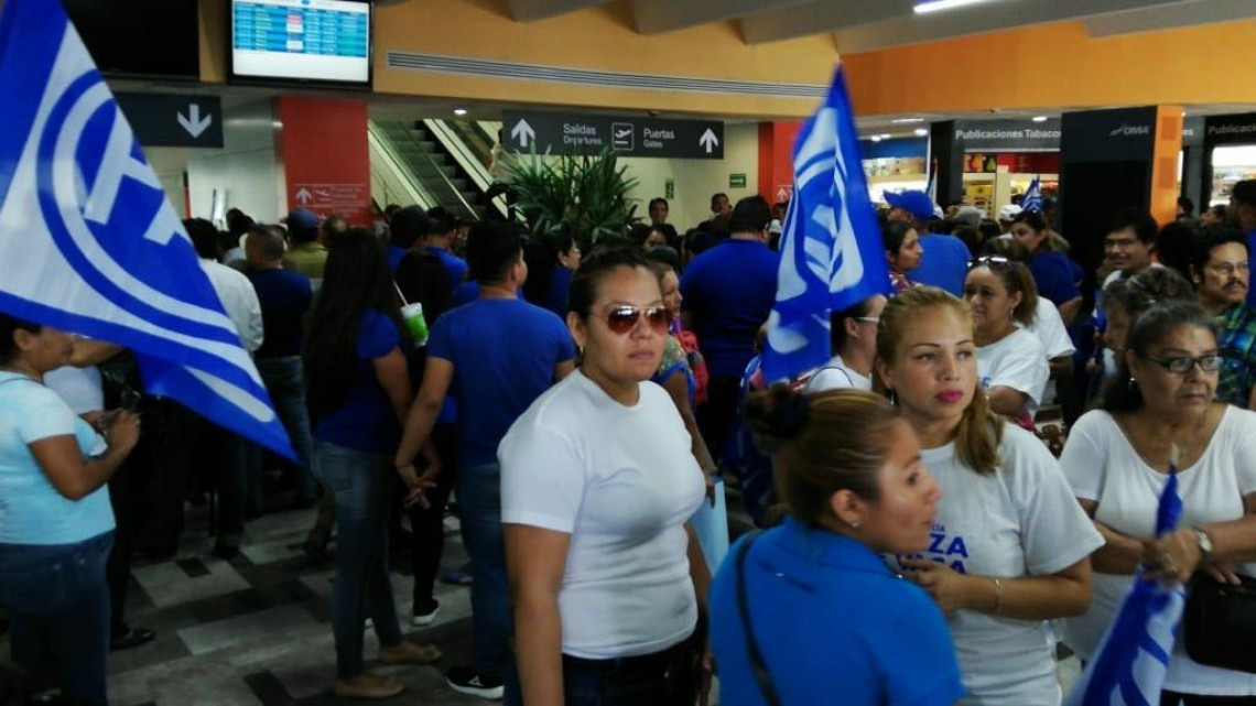 Abarrotan panistas aeropuerto de Tampico para recibir a Ricardo Anaya